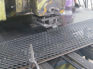 中国 外部の装飾的な耐食性のための注文の穴があいた金属板のパネル サプライヤー