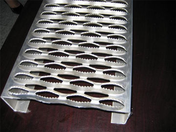 中国 高力反スキッドの金属板の安全によって打ち抜かれる金属のグリップの耐食性 サプライヤー