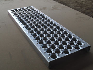 中国 反スキッド アルミニウムPERF Oのグリップの安全な金属の安全耳障りな通路の床 サプライヤー