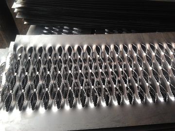中国 高力反スキッドの金属板の安全穴があいた金属のグリップの耐食性 サプライヤー