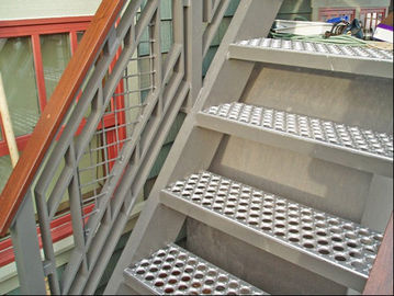 反滑る装飾的な薄板金は穴があいた金属階段踏面にパネルをはめます