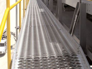 穴があいたグリップの支柱のWorkwayプラットホーム/車のための反スリップの金属階段踏面は歩みます サプライヤー
