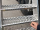 キャットウォークのために、金属の踏面の版の床の非火格子を付けるダイヤモンドのグリップ階段踏面の安全スリップ サプライヤー